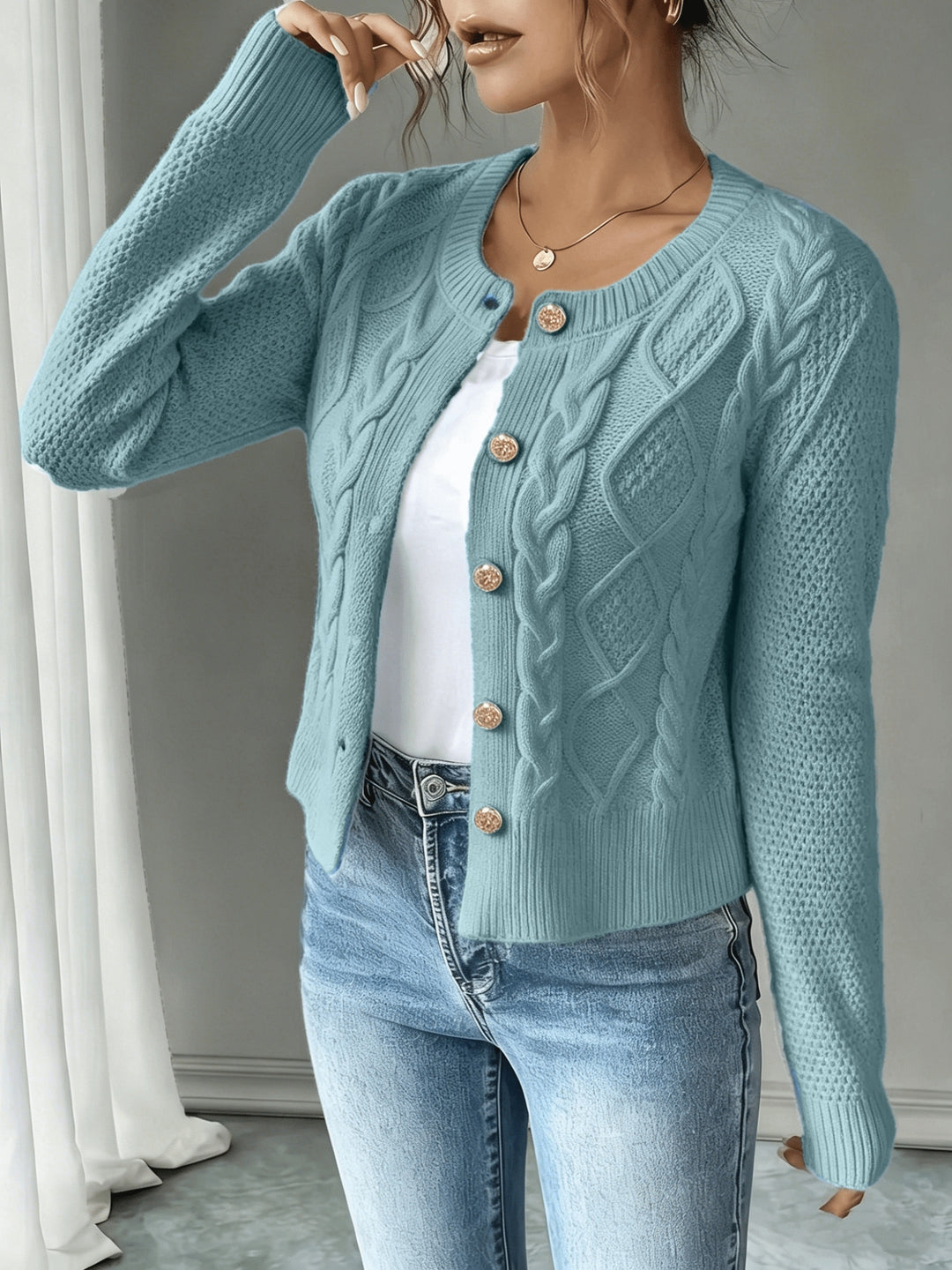 Ariane | Gilet Torsadé à Boutons Dorés